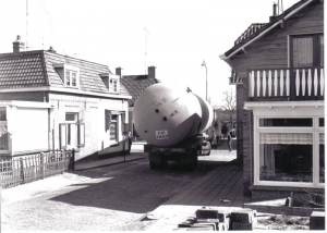 F67 Tanktransport 1965, hoek het Hoge-Raadhuisstraat, 1